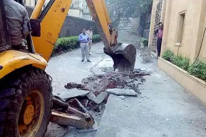 Civic Body Demolishes Ramp Outside Shahrukh's Mannat