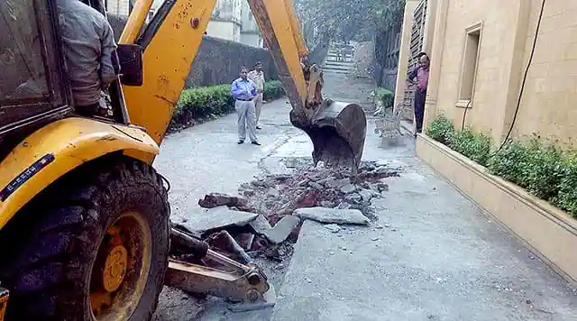 Civic Body Demolishes Ramp Outside Shahrukh's Mannat