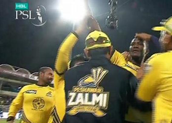 Peshawar Zalmi beat Karachi Kings