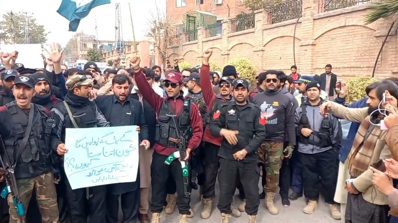 KP police protest against Peshawar suicide bombing