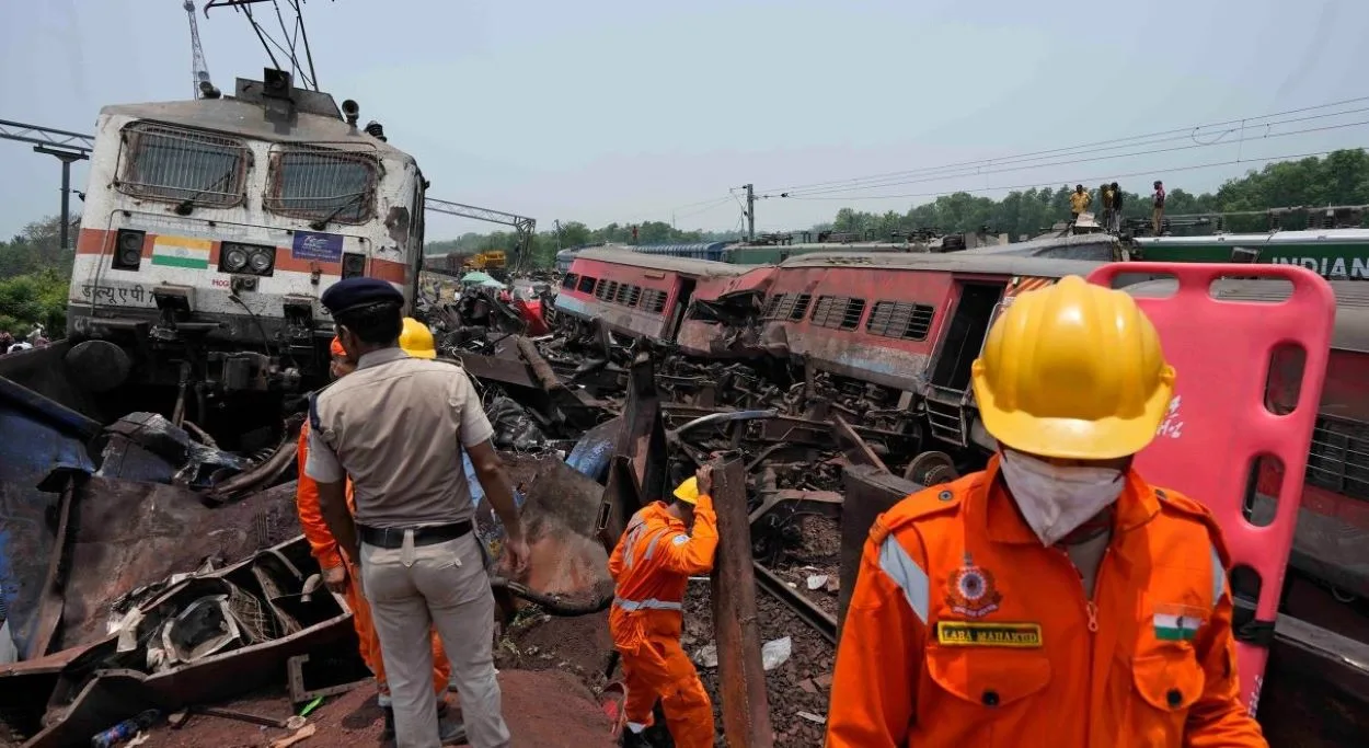 "India's rail crash", "rescue efforts in India", "Indian Railways',