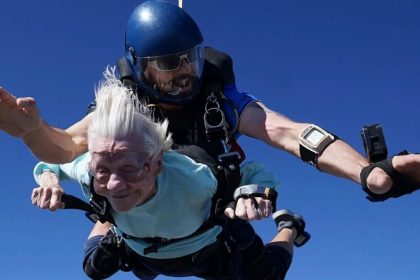 Dorothy Hoffner's record skydive