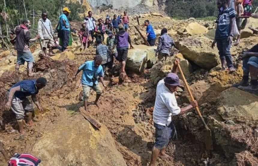 Papua New Guinea landslide buries 2,000 people