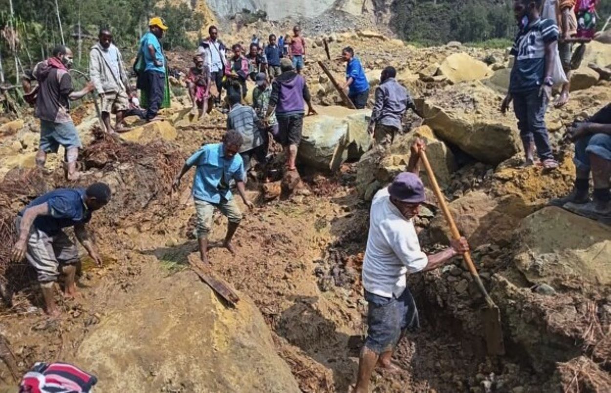Papua New Guinea landslide buries 2,000 people