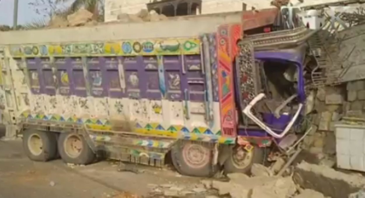 Karachi dumper truck crash