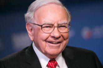 Warren Buffett Praises Tim Cook