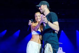 Enrique Iglesias Kiss Emilia Mernes