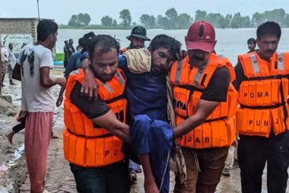 Pakistan flood evacuation