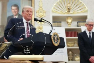 Tim Cook Trump gift