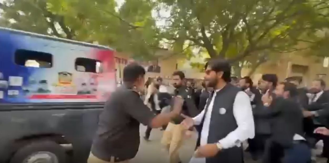 Lawyers vs Police at Sindh High Court 27th Amendment Protest