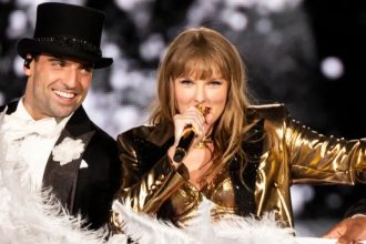 Taylor Swift Dancer bounces