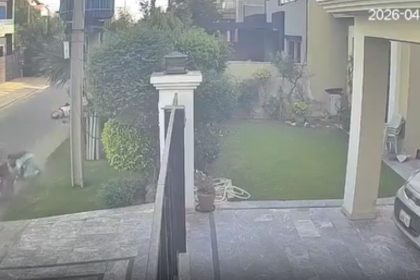 Lahore scooter robbery incident in Nawab Town