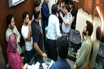 Traders and police clash during an FIA raid on a jeweller’s shop in Sarafa Bazaar, Karachi, on May 16, 2026.