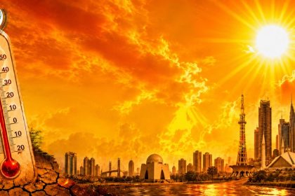 A thermometer rises beside a sunlit city skyline under orange skies during a heatwave.