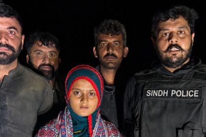 Sindh Police officers stand with Hoorain Saeed Pathan after she was recovered from the Kacha area of Shikarpur.