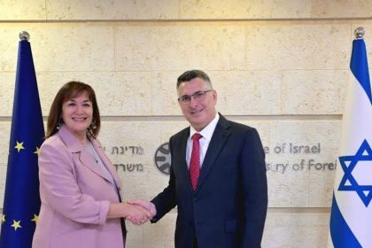 European Commissioner Dubravka Šuica shakes hands with Israeli Foreign Minister Gideon Sa’ar at Israel’s Ministry of Foreign Affairs in Jerusalem.