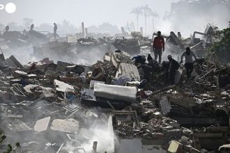 Venezuela earthquakes aftermath showing people among rubble and damaged buildings.