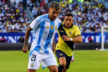 Argentine player Ángel Correa in action during a football match gainst Ecuador.