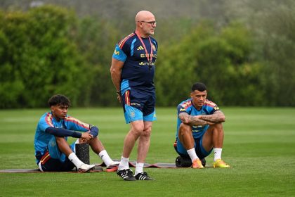 Lamine Yamal, Luis de la Fuente and Pedro Porro at Spain training before Argentina World Cup final
