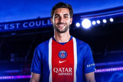 Ferran Torres in a Paris Saint-Germain shirt after transfer from Barcelona FC.