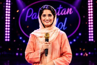 Hira Qaiser holding a microphone on the Pakistan Idol stage