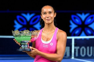 Leylah Fernandez holding the trophy after winning the WTA Singapore Open.