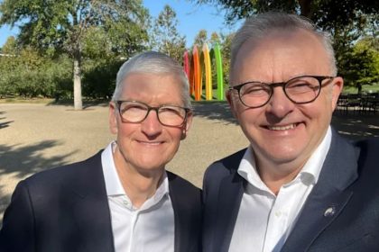 Tim Cook and Australian Prime Minister Anthony Albanese's selfie.