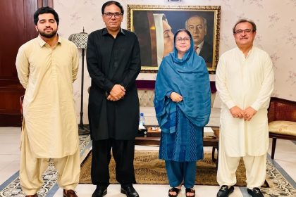 Faryal Talpur with Mir Aijaz Hussain Jakhrani and Mir Khalid Khan Jakhrani in a group photograph.