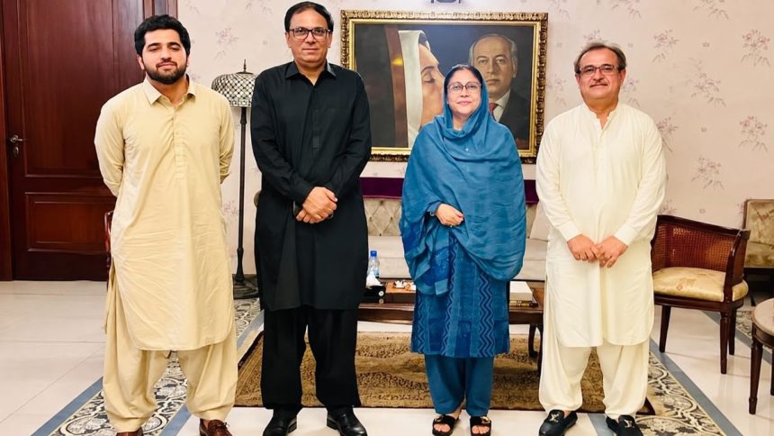 Faryal Talpur with Mir Aijaz Hussain Jakhrani and Mir Khalid Khan Jakhrani in a group photograph.