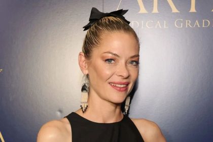 Jaime King posing for a photograph